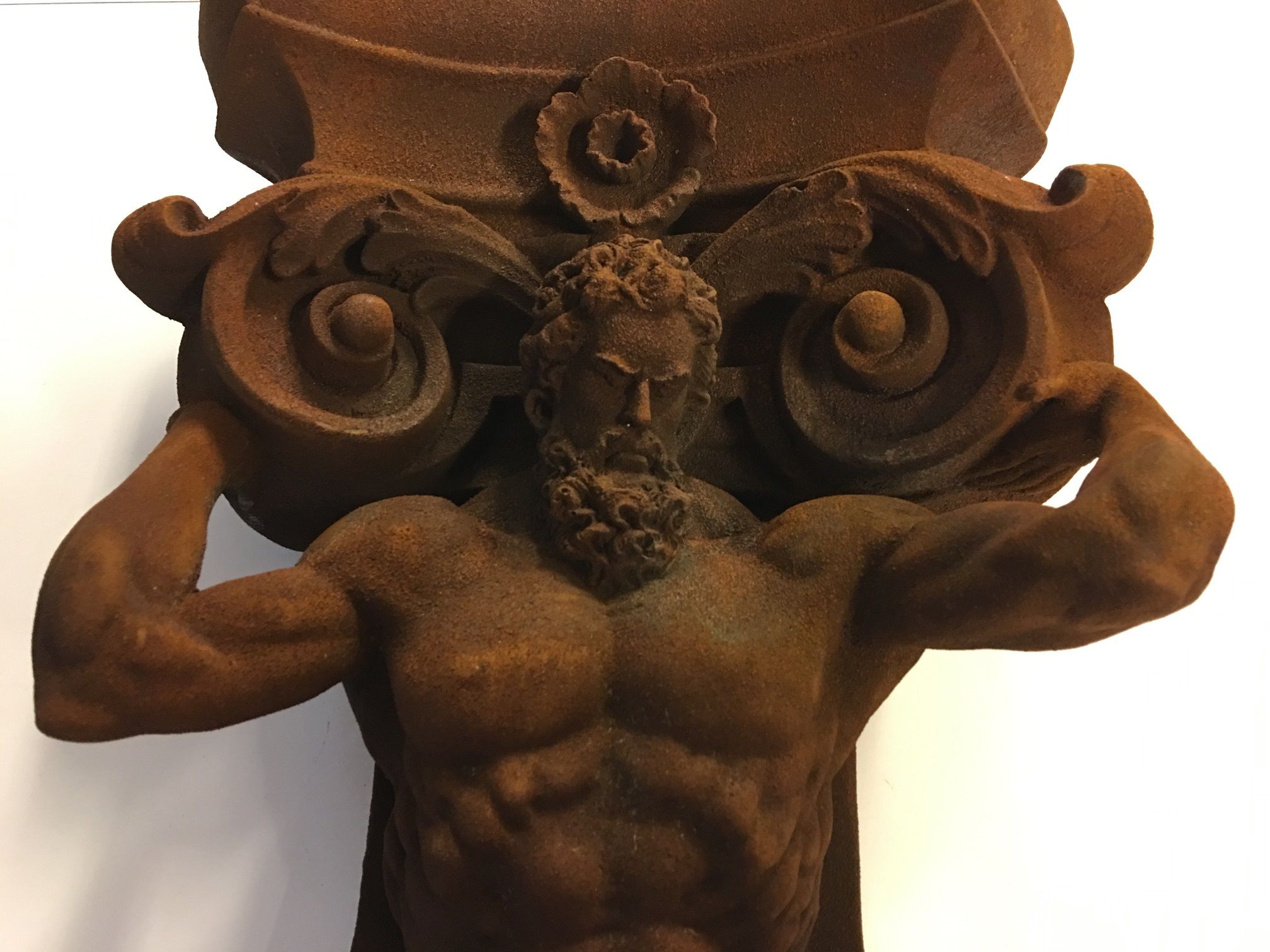 Zeer opvallende muurbeugel -ornament met gragende man, Polystone-rust.